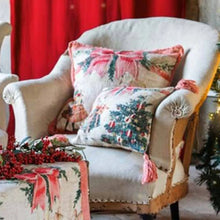 Carica l&#39;immagine nel visualizzatore di Gallery, Cuscino con nappine &quot;Favola di Natale&quot;
