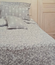Carica l'immagine nel visualizzatore di Gallery, Trapuntina matrimoniale "Silky"
